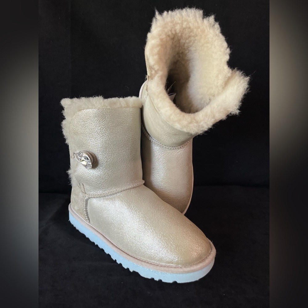 UGG DISNEY FROZEN ARENDELLE BAILEY BOOTS - Picture 2 of 11